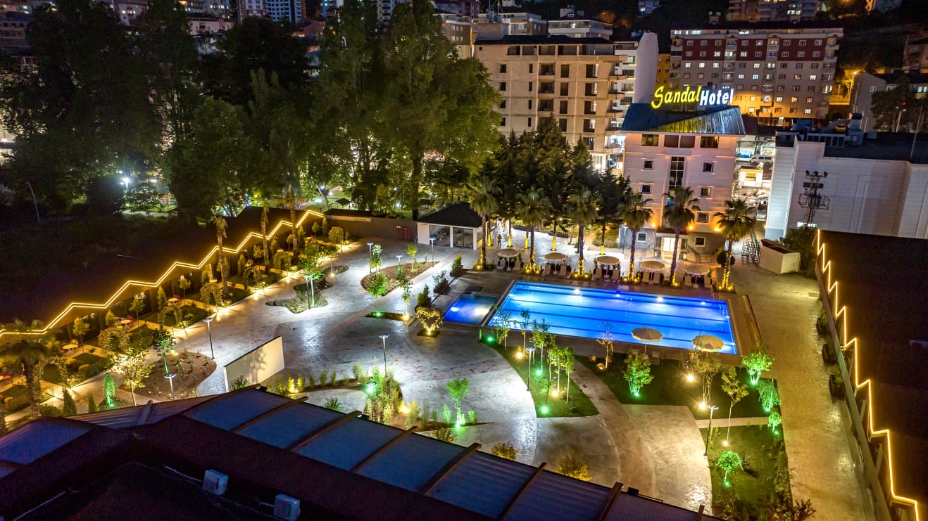 Sandal Hotel 4/45