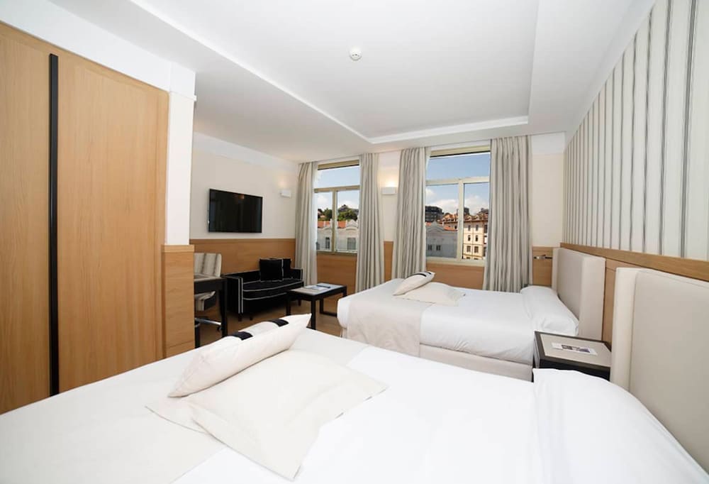 JUNIOR, TRIPLE, QUEEN BED, BEACH VIEW