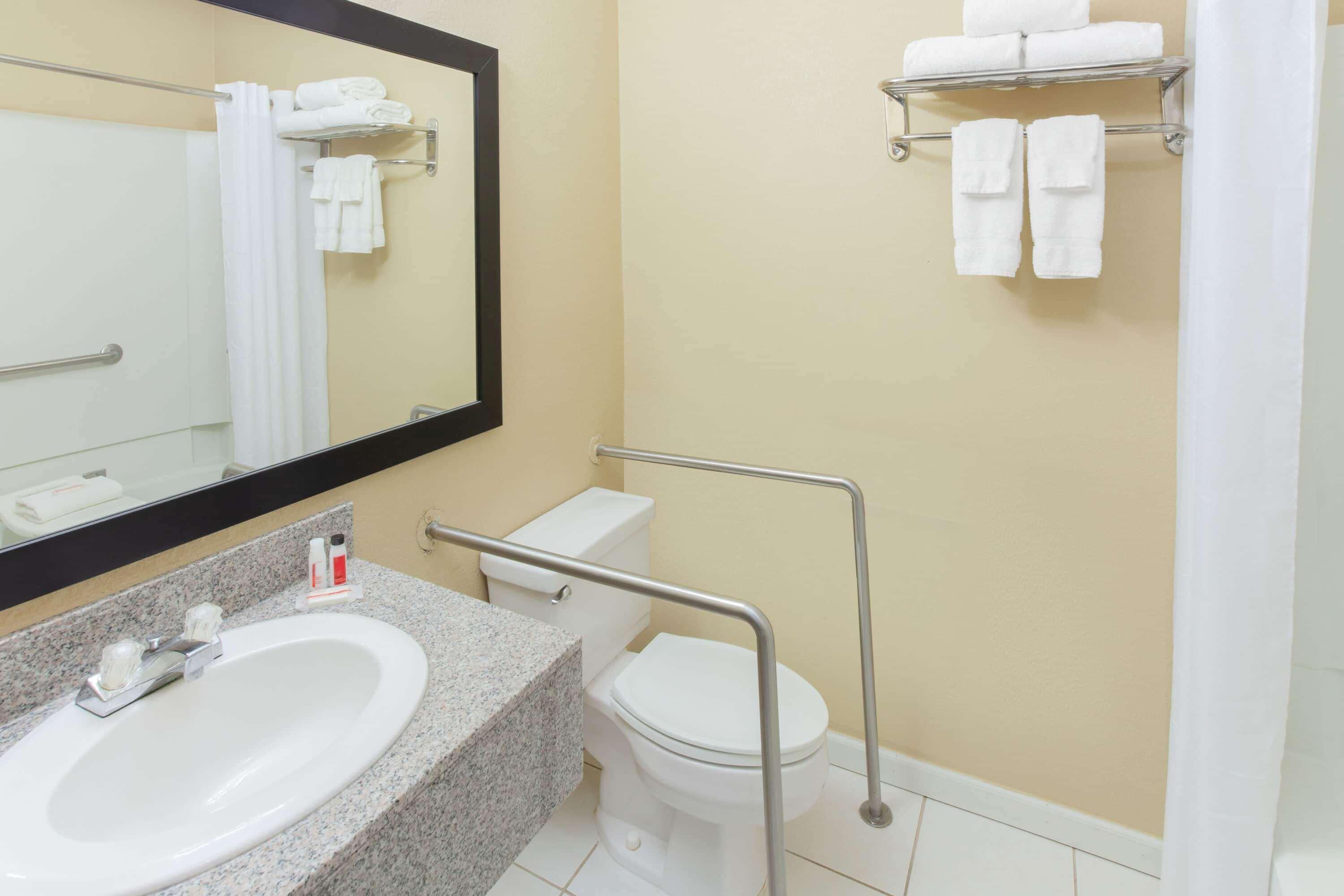 غرفة بسرير كينج، Clarion Pointe Bloomington - Normal near I-55 and University 5/5