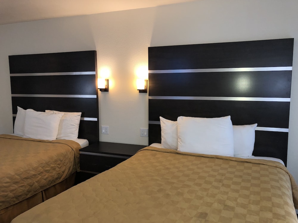 Cedar Inn & Suites 14/64