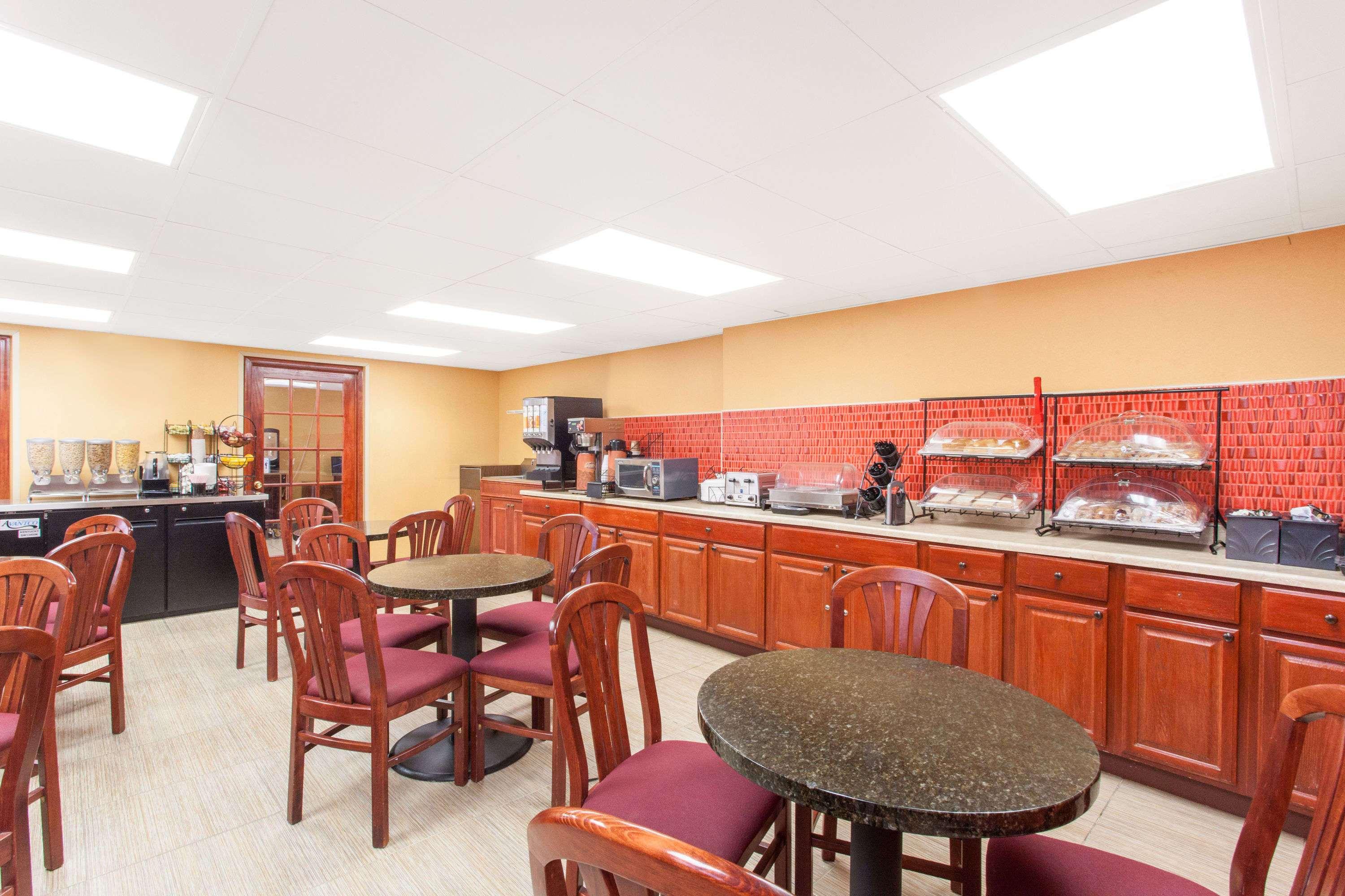 Howard Johnson By Wyndham Suffern 10/13