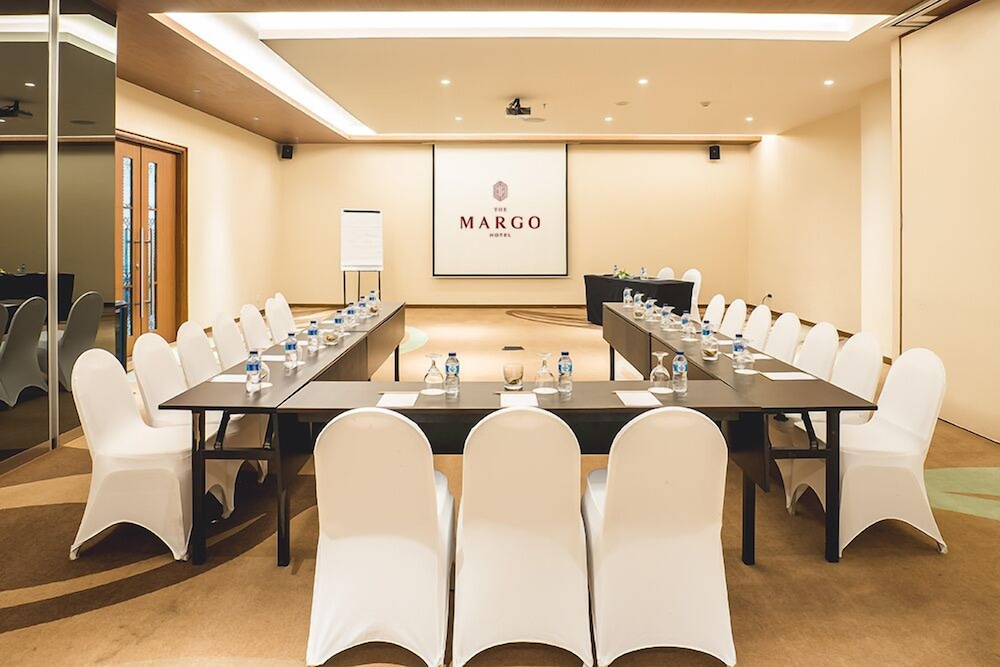 THE MARGO HOTEL 64/67
