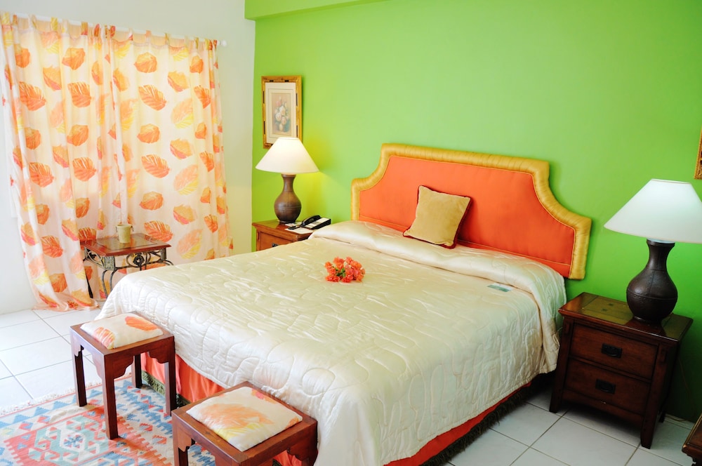 Beachcombers Hotel 34/77