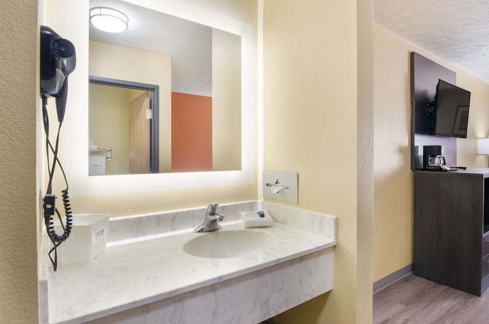 Americas Best Value Inn & Suites Independence Va 25/40
