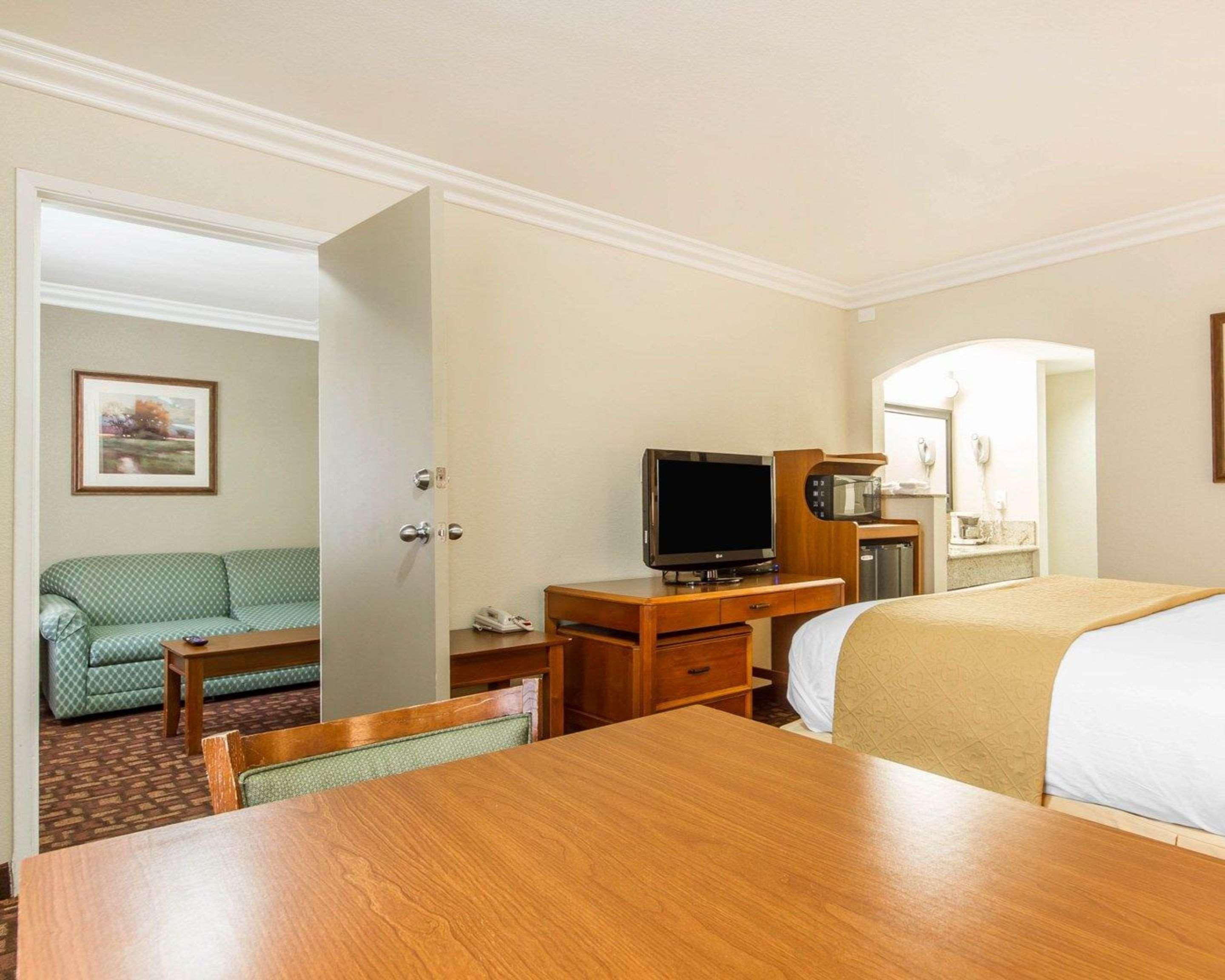 SUITE, KING BED
