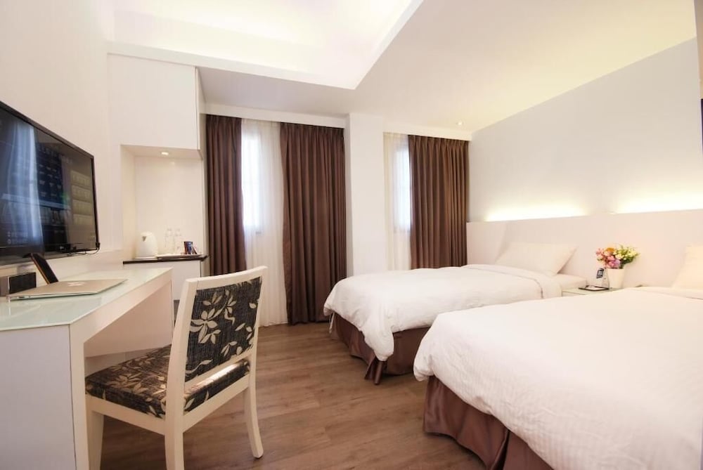 ROOM, QUADRUPLE, NO WINDOW