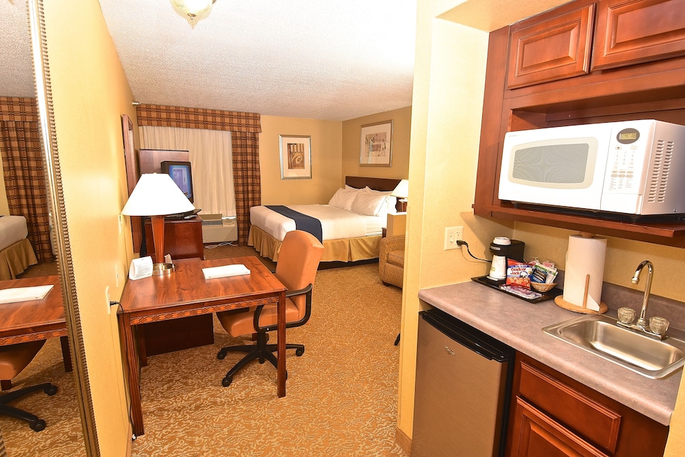 Holiday Inn Express Suites St Louis West Fenton 54/65