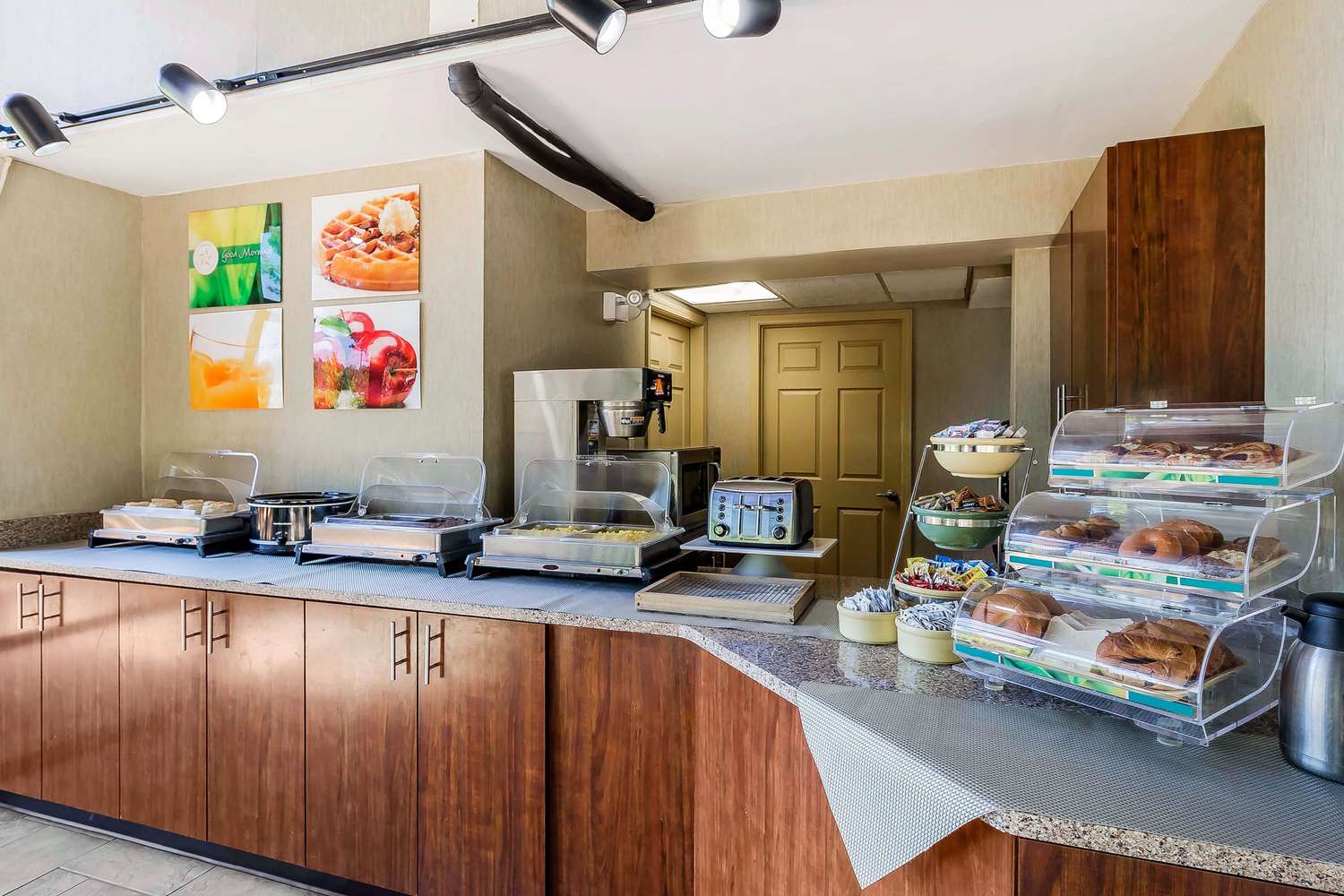 Quality Inn & Suites Sevierville - Pigeon Forge 10/34