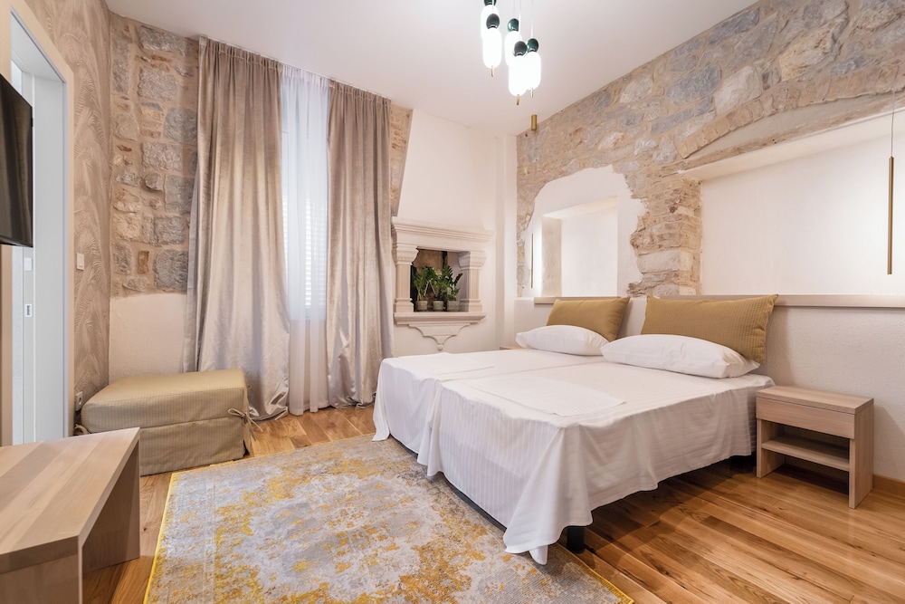Tifani Luxury Rooms 10/50