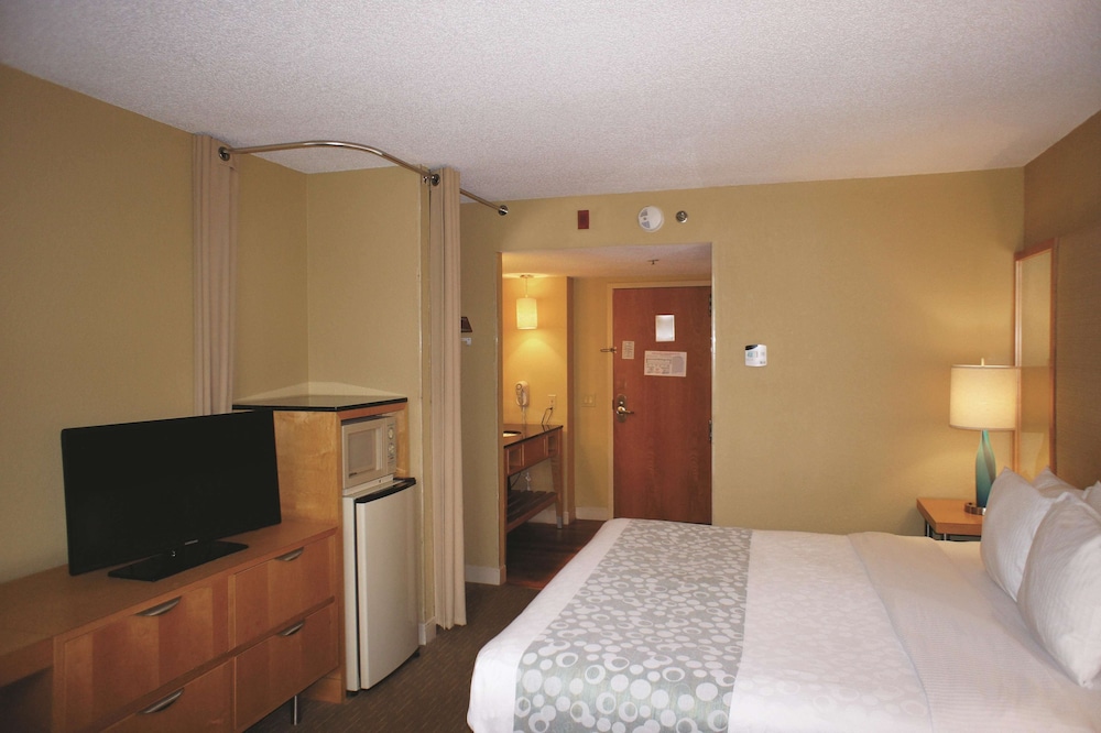 La Quinta Inn & Suites by Wyndham Sarasota Downtown 17/52