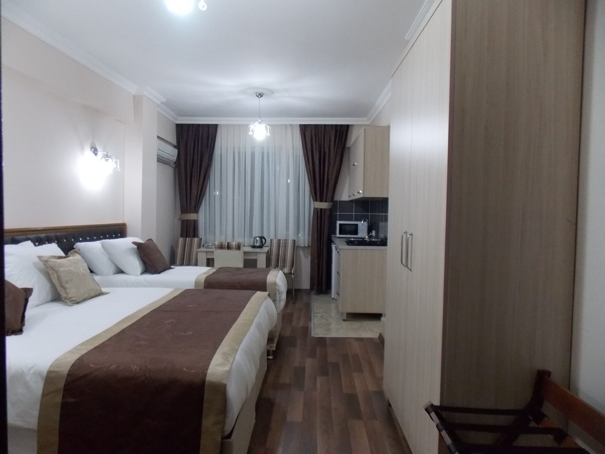 DELUXE, DOUBLE OR TWIN BED