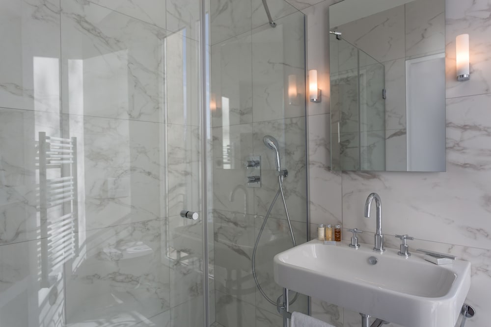 HOTEL LA COMTESSE 9/59