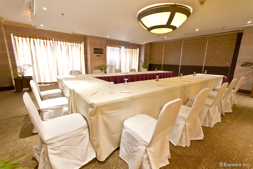 Crown Regency Suites Mactan 42/74