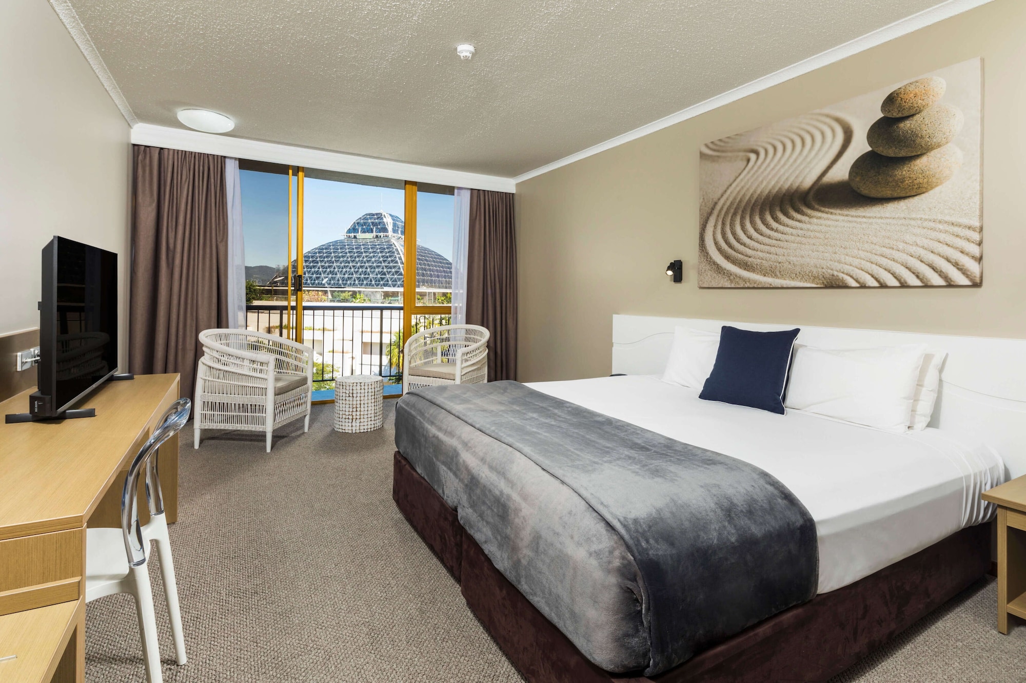 DELUXE KING BALCONY ROOM