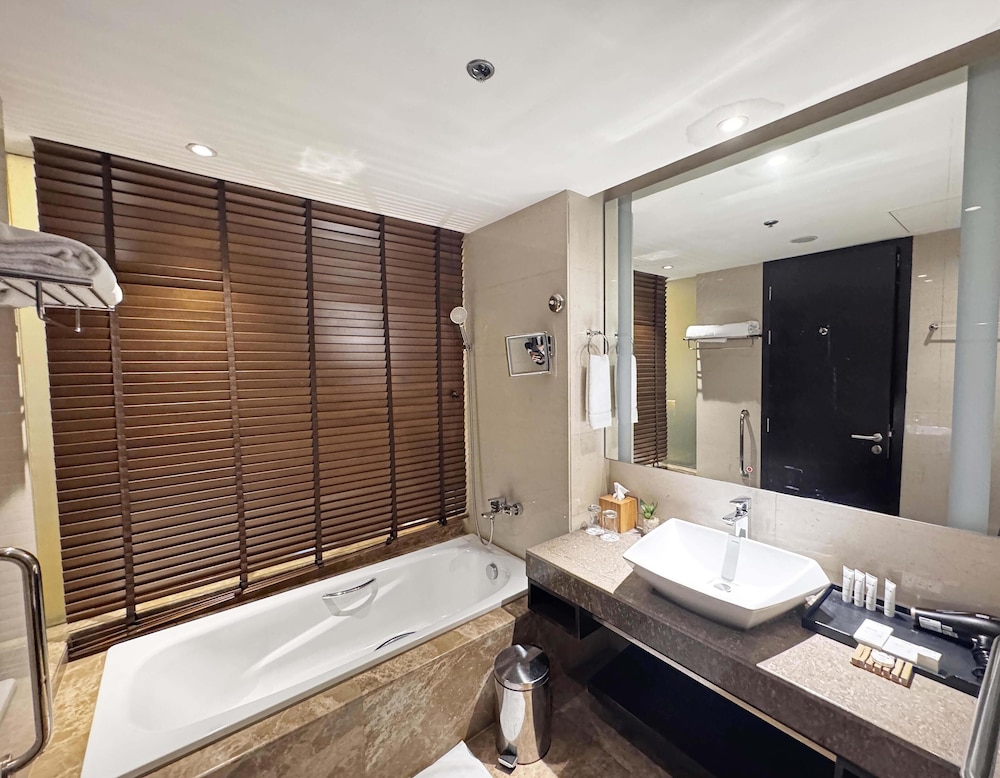 Radisson Blu Chattogram Bay View 70/70