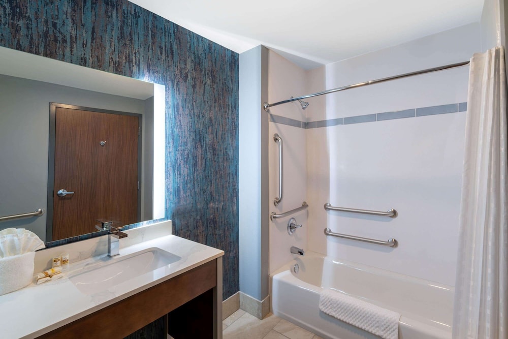 La Quinta Inn & Suites by Wyndham Louisville East 17/45