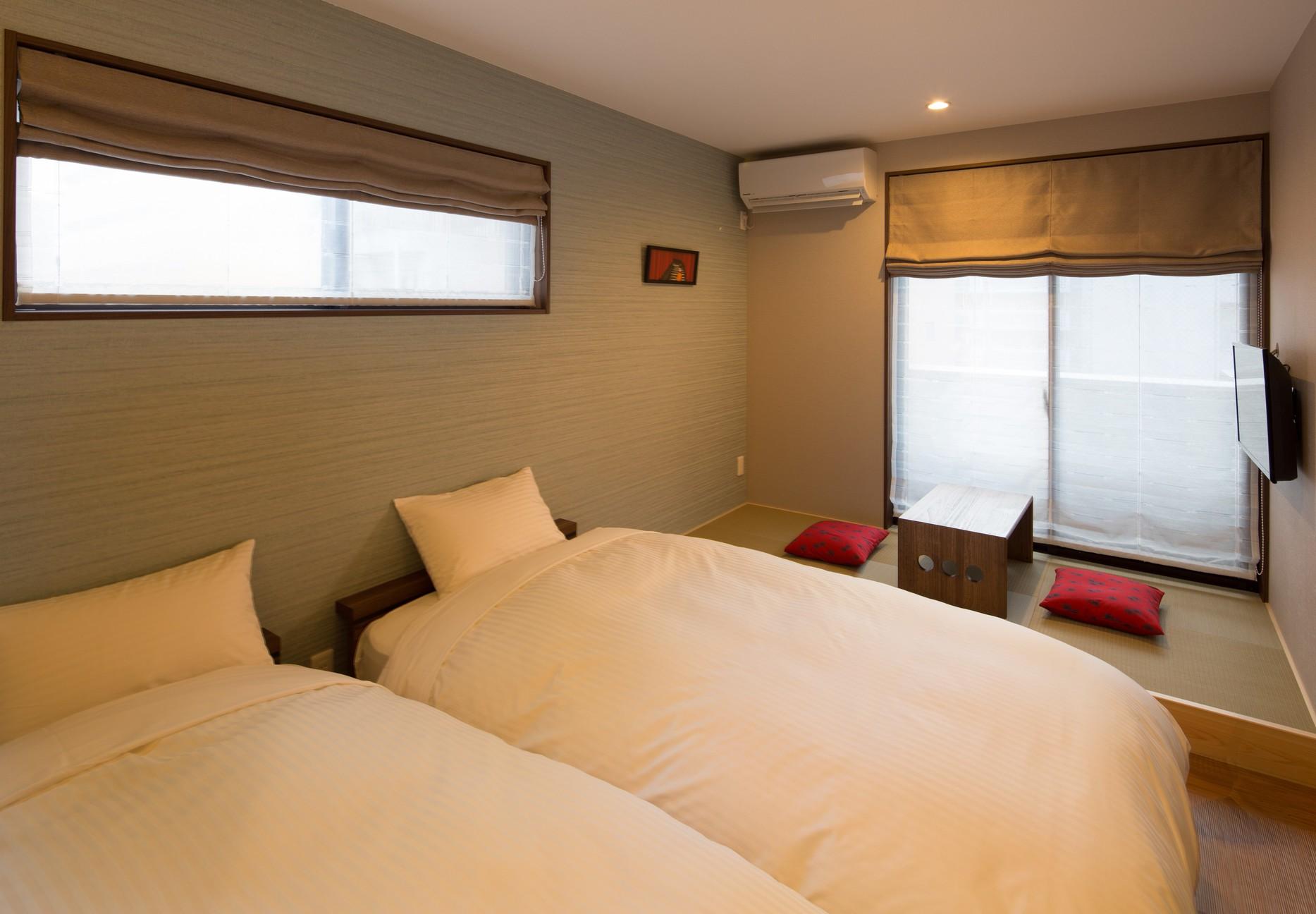 Semi Western, Style, Twin Beds, Balcony