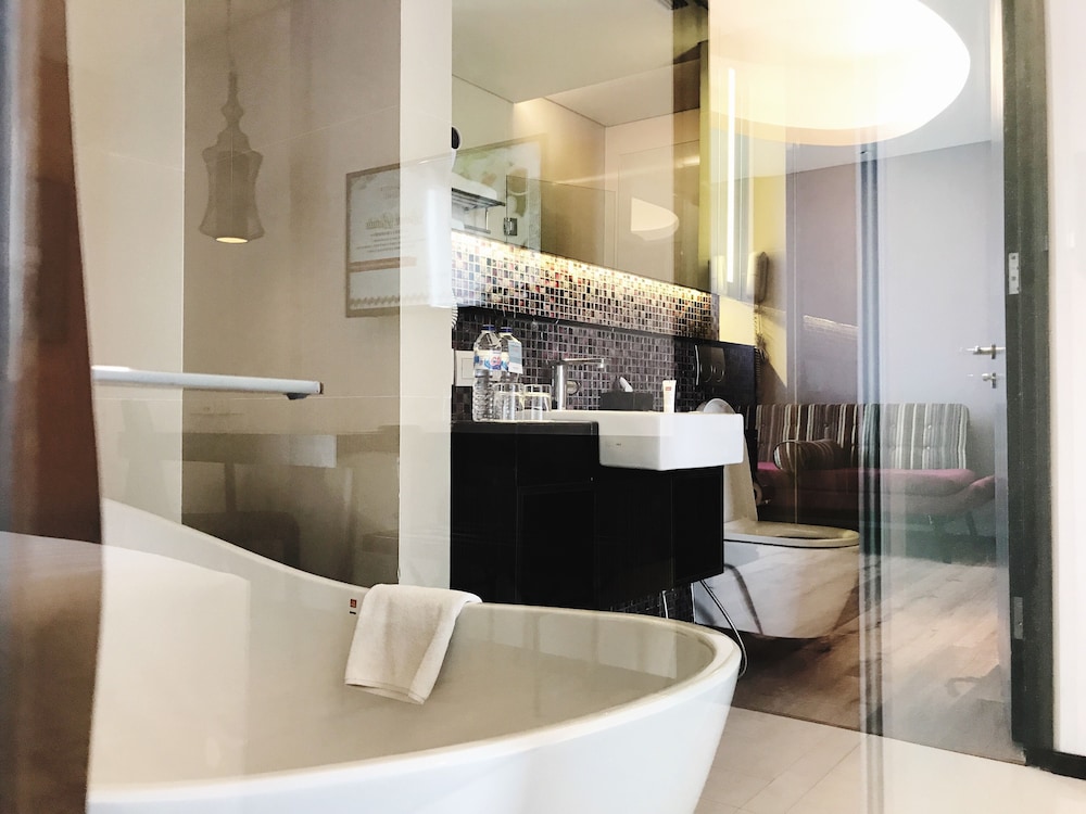 Mercure Surabaya Grand Mirama 33/81