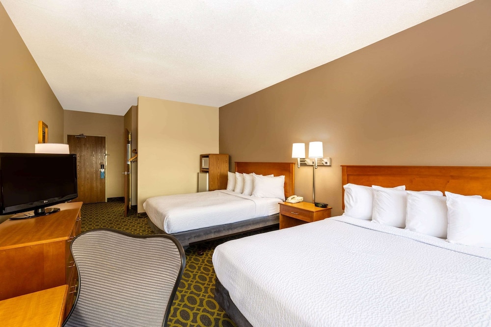 Days Inn & Suites by Wyndham Madison 9/41