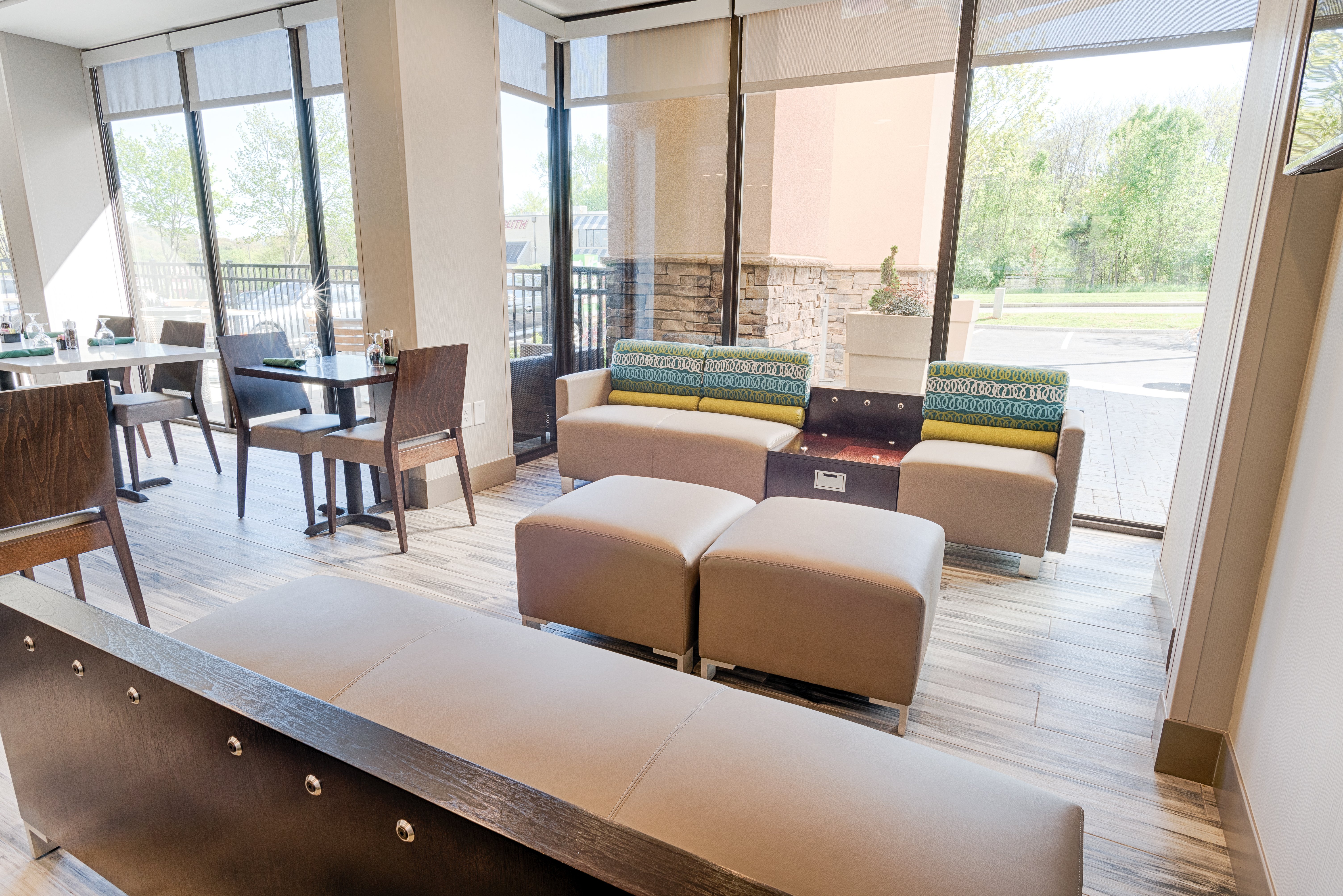 Holiday Inn Knoxville N - Merchant Drive 42/77