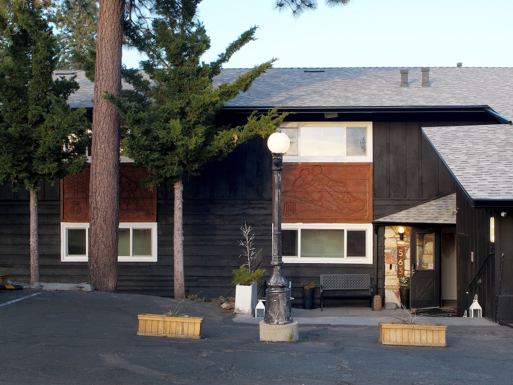 Sierra Blue Hotel & Swim Club 39/40