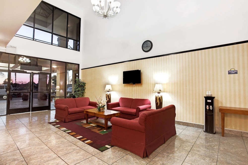 Days Inn & Suites By Wyndham Artesia 26/37