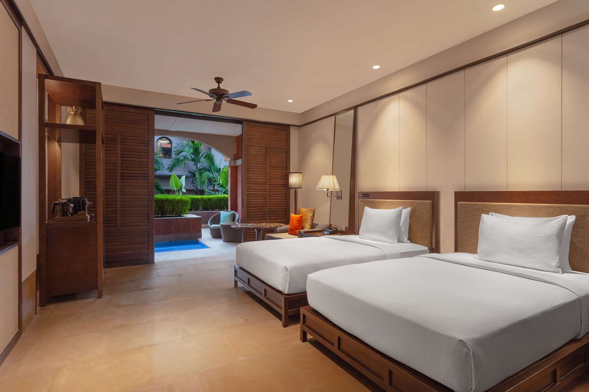 Luxury, 2 Queen Beds, Outdoor Jetted Tub