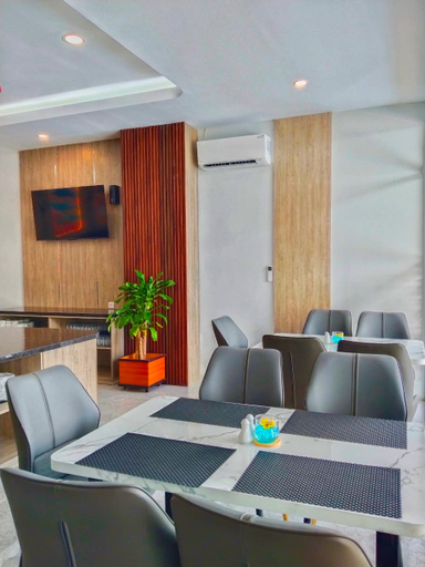 Front One Luxe Hotel Solo 7/11