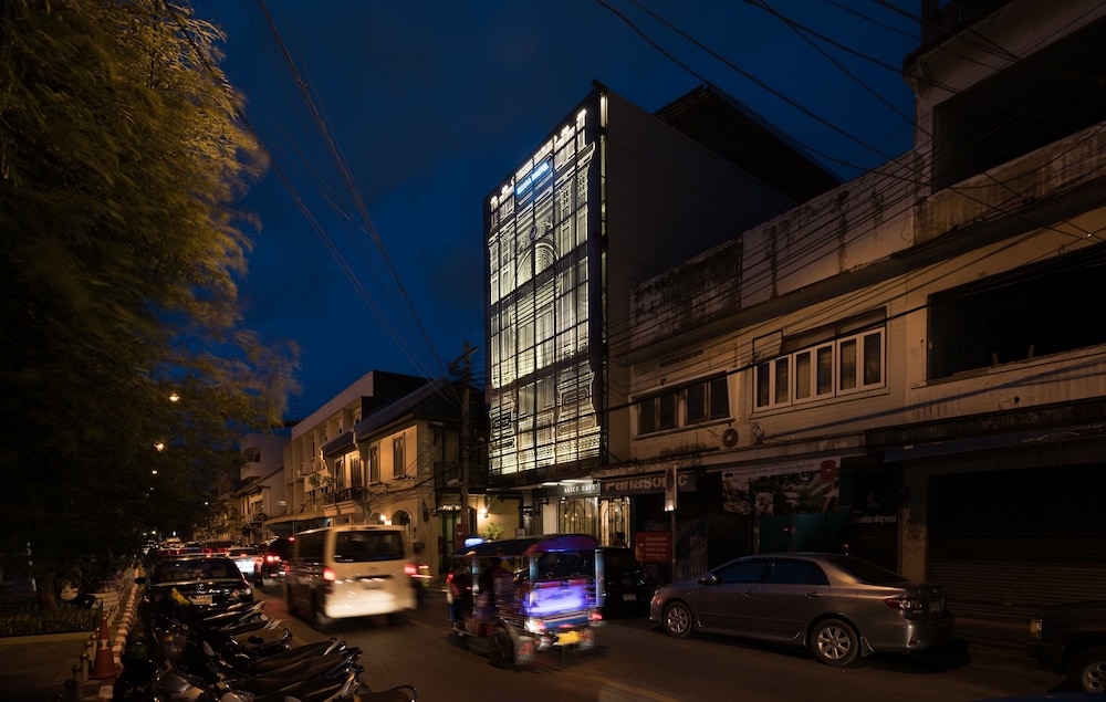 Issara By D Hostel 86/93