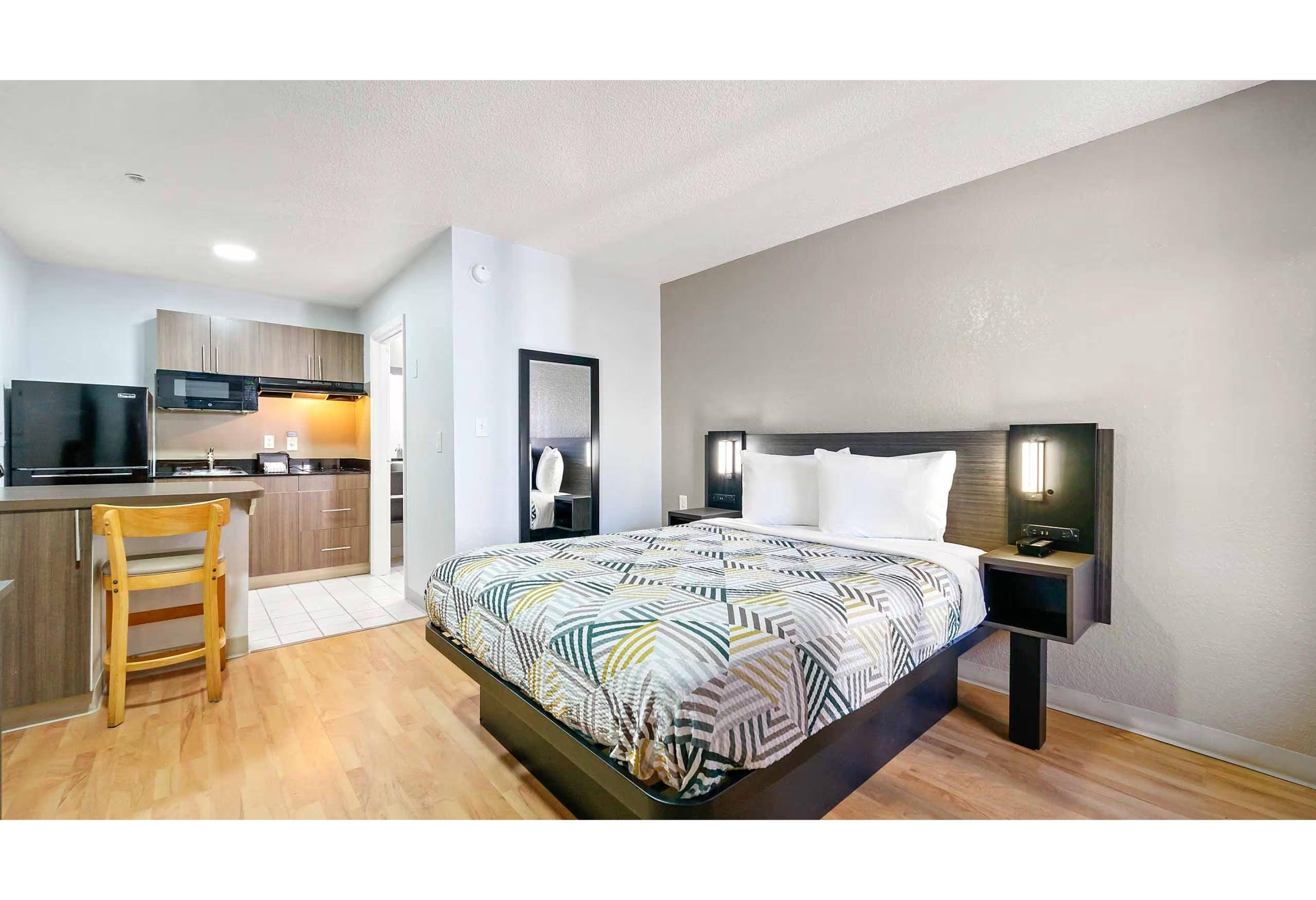 1 Queen Bed - Micfridge Smoking