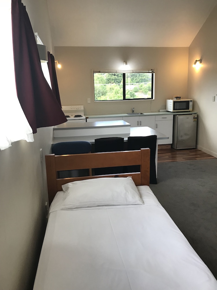 RAYLAND EPSOM MOTEL 9/36