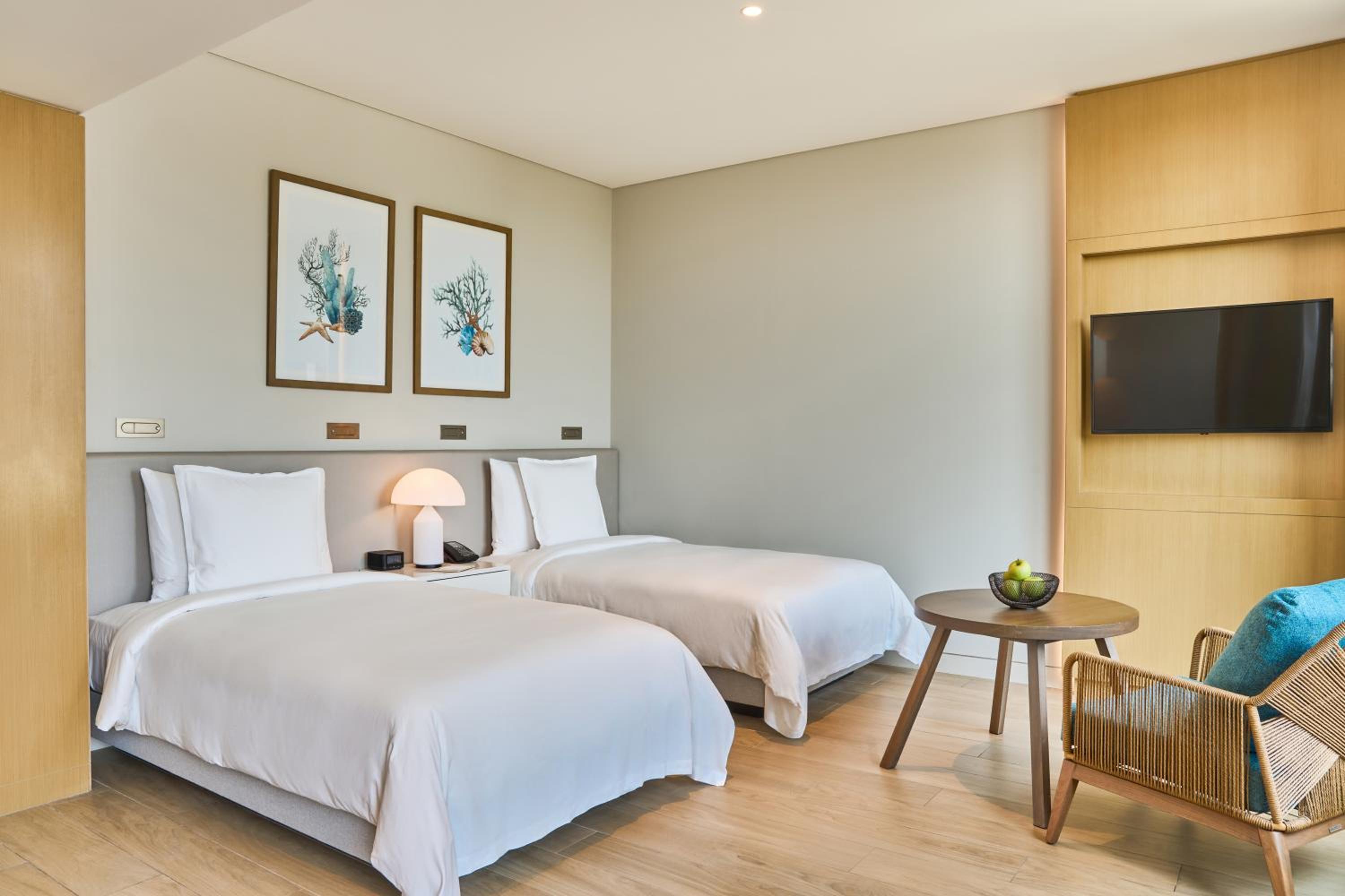 Junior Suite, Single, Beach Front, Terrace، Movenpick Resort Al Marjan Island 2/7