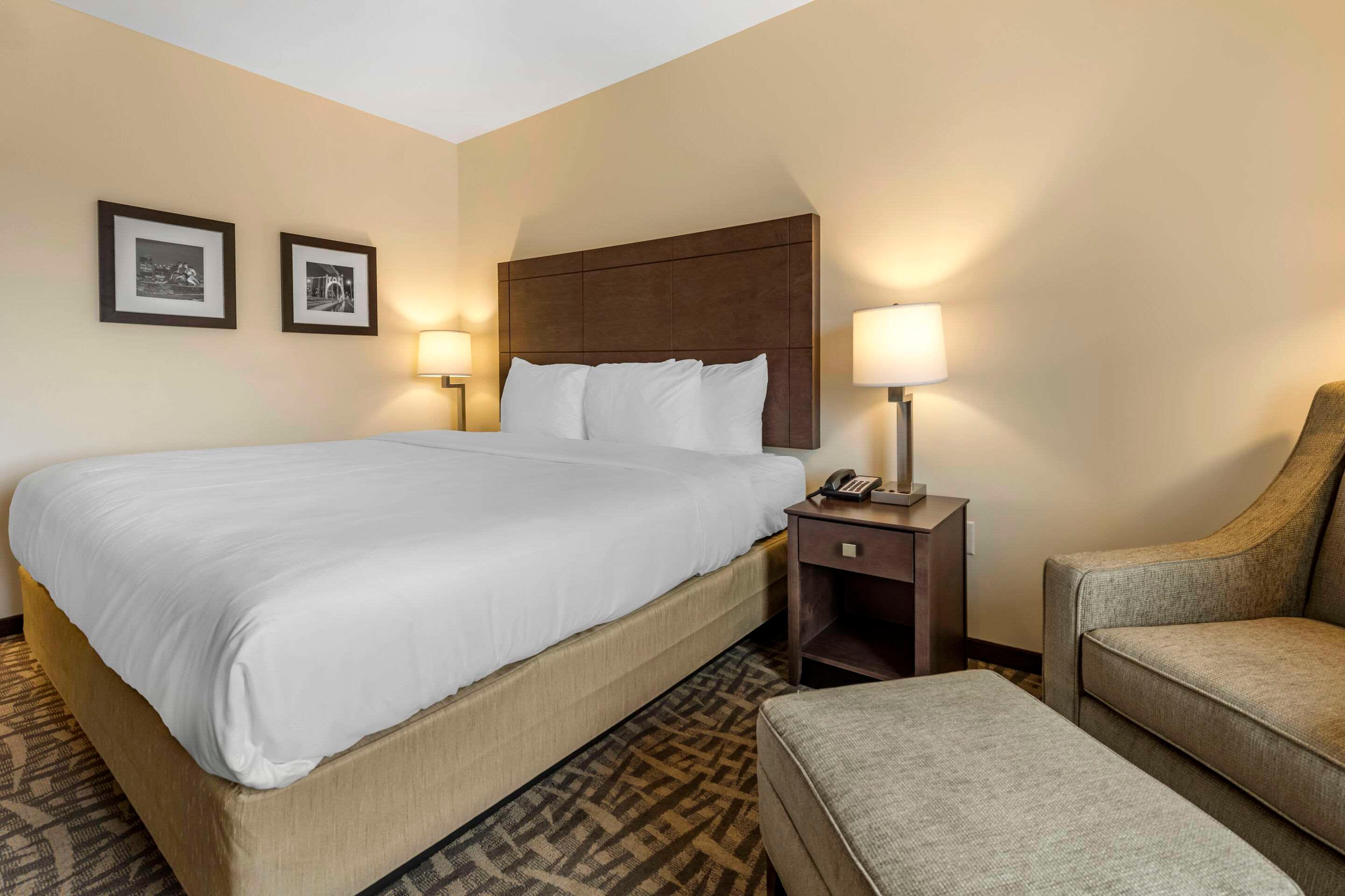 ROOM, KING BED