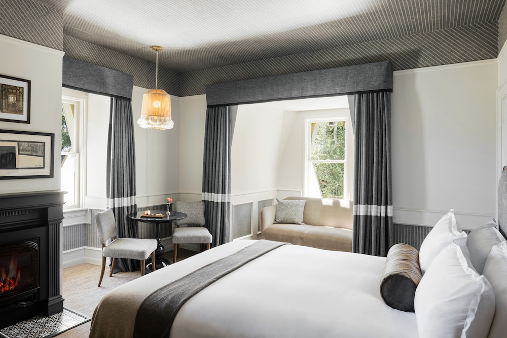 Salon, King Bed