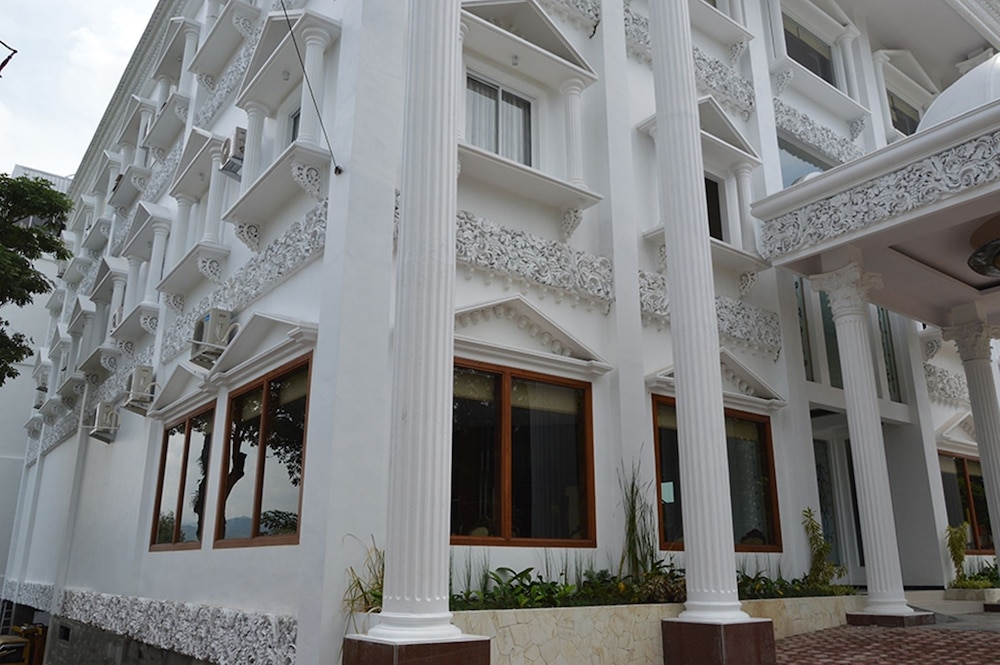 Hotel Safira Magelang 1/16