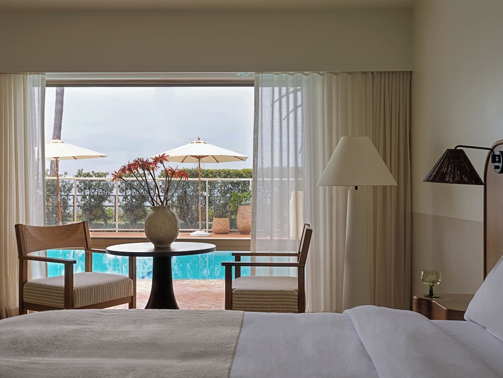 Room, King Bed, Pool Floor