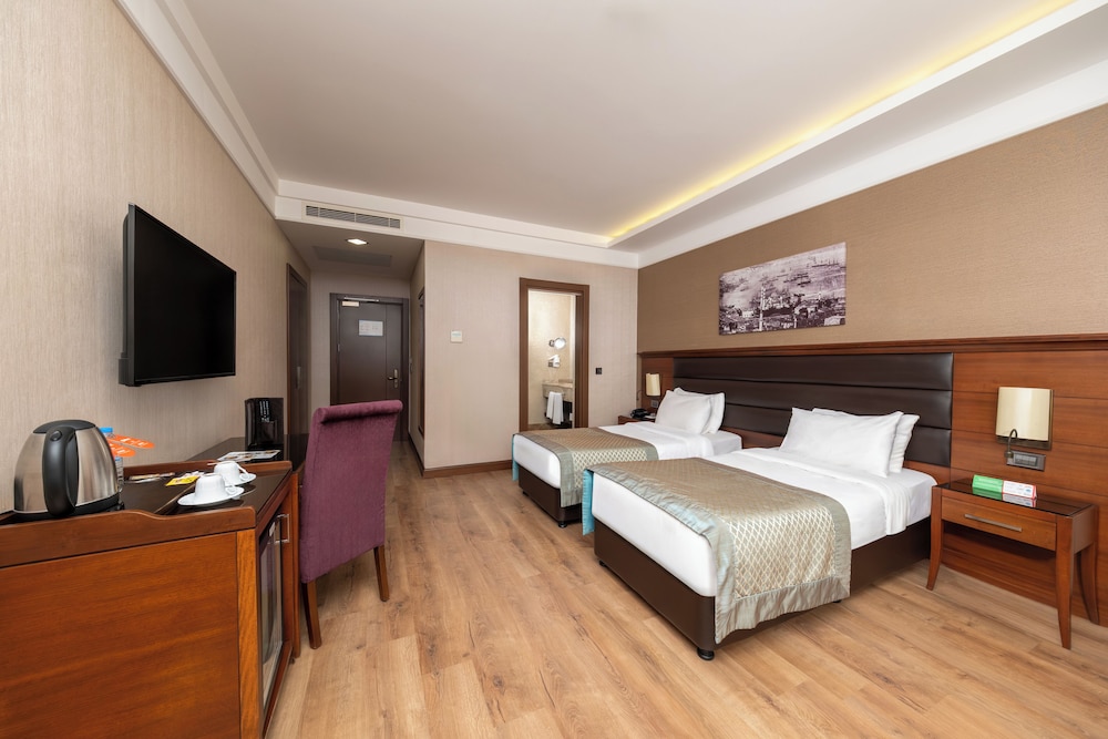 SUPERIOR, TWIN BEDS, CITY VIEW