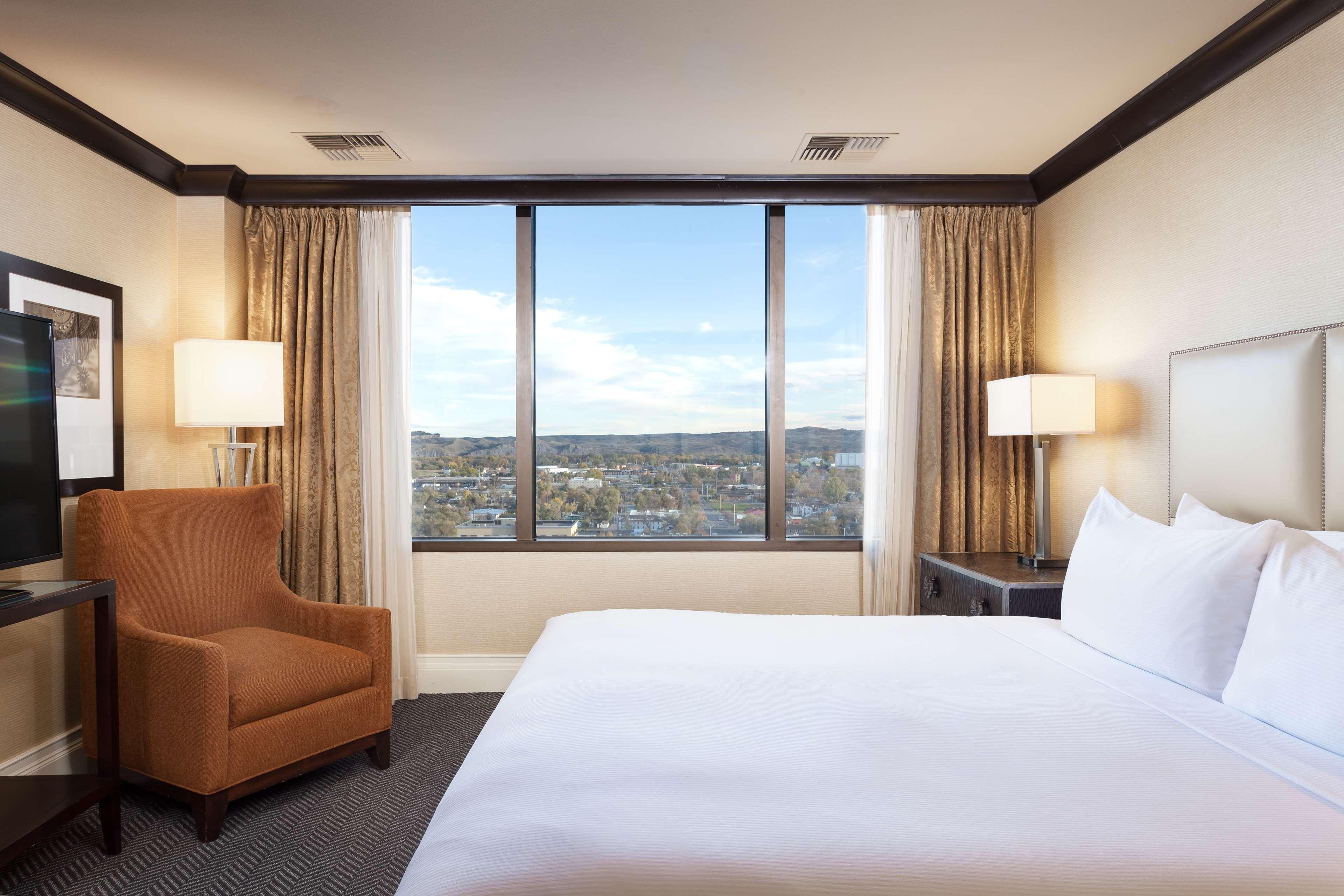 2 ROOMS, SUITE, KING BED, LIVING AREA