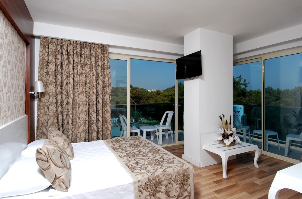 Berry Blue Hotel 38/95