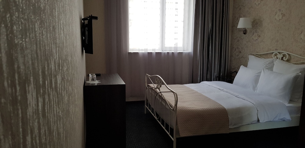 Redline Hotel 13/71