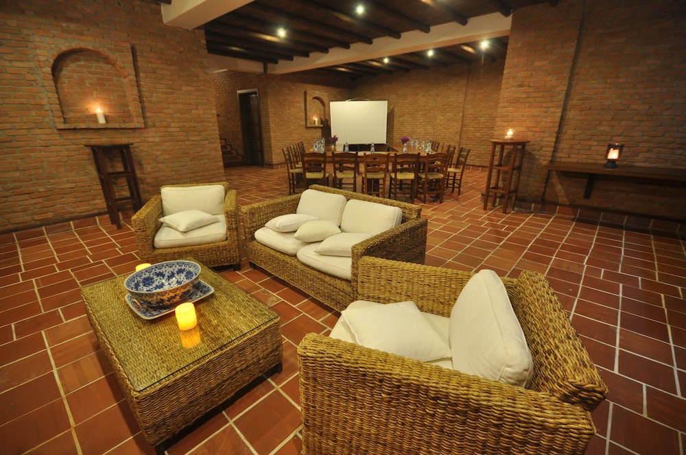 El Vino Hotel Suites 49/50