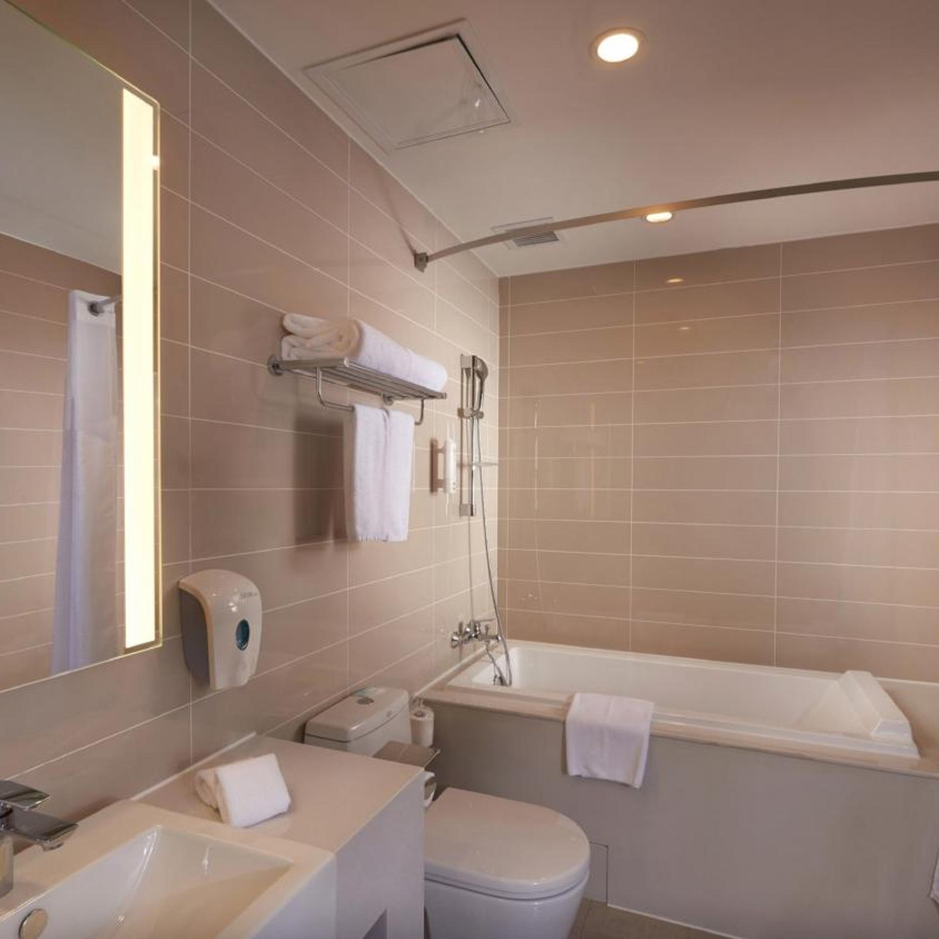 Suite, King Bed, Atrium View, No Window، Holiday Inn Express SHENYANG NORTH STATION 4/5