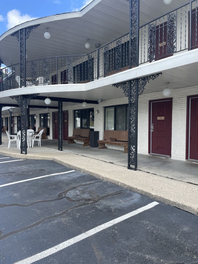 Amber s Inn & Suites 65/71