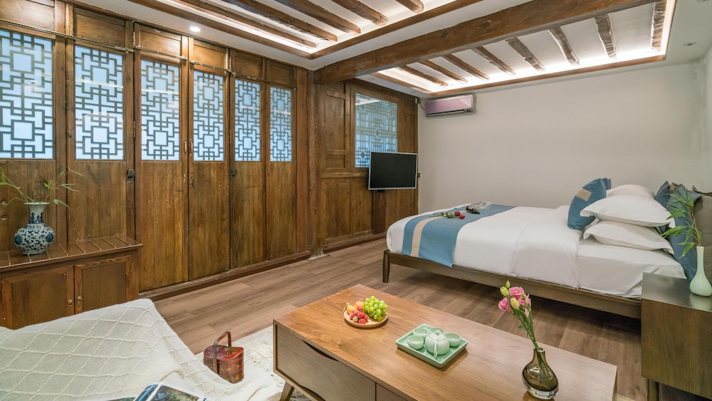 Lize Graceland Artistic Suite Inn 25/50