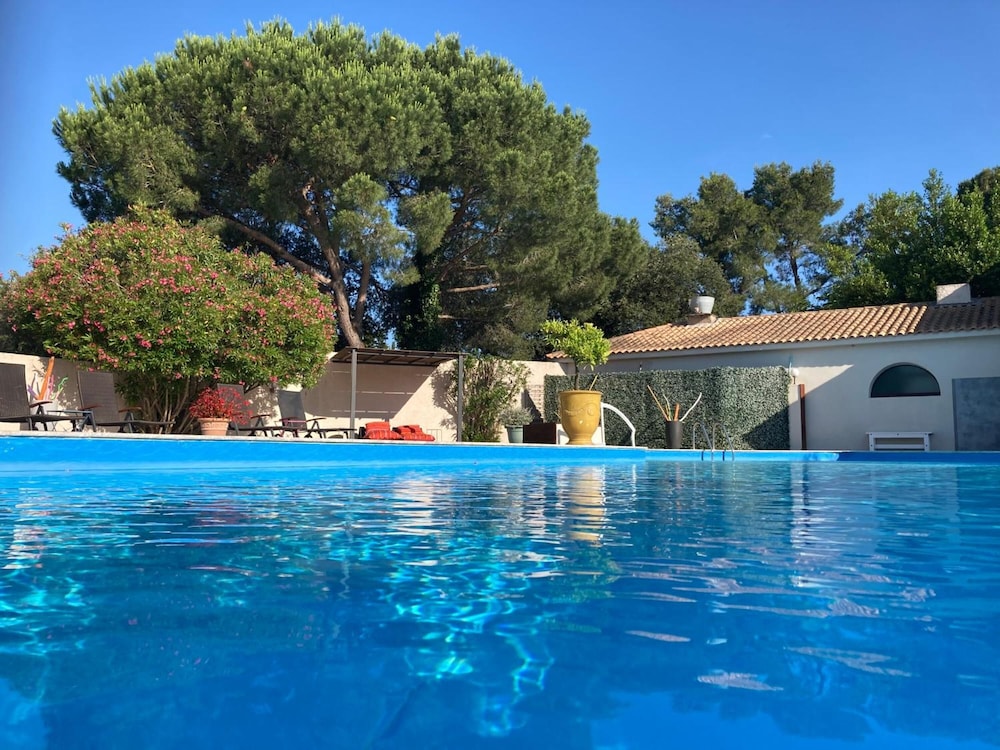 LES AUBUNS COUNTRY HOTEL 44/45