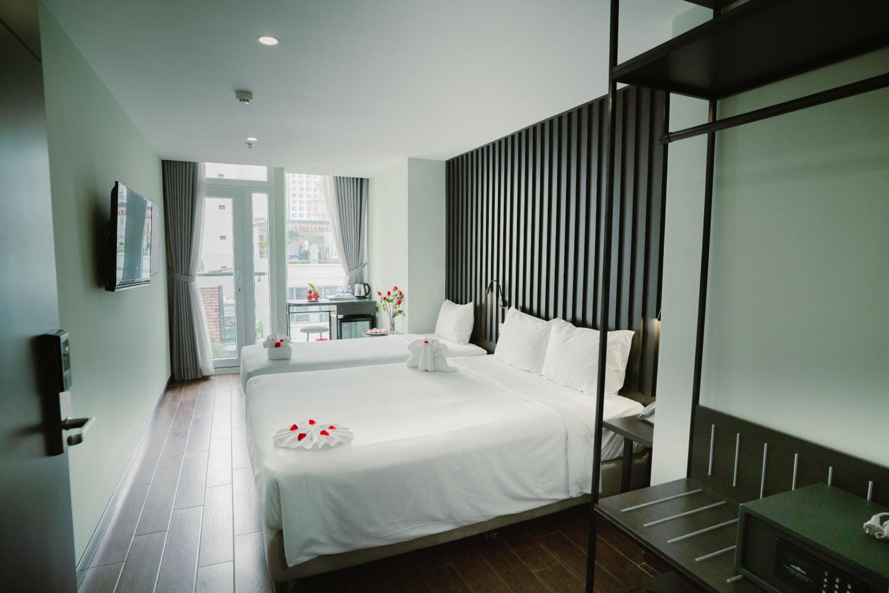 Deluxe, Triple, 1 Double and 1 Single Bed, City View