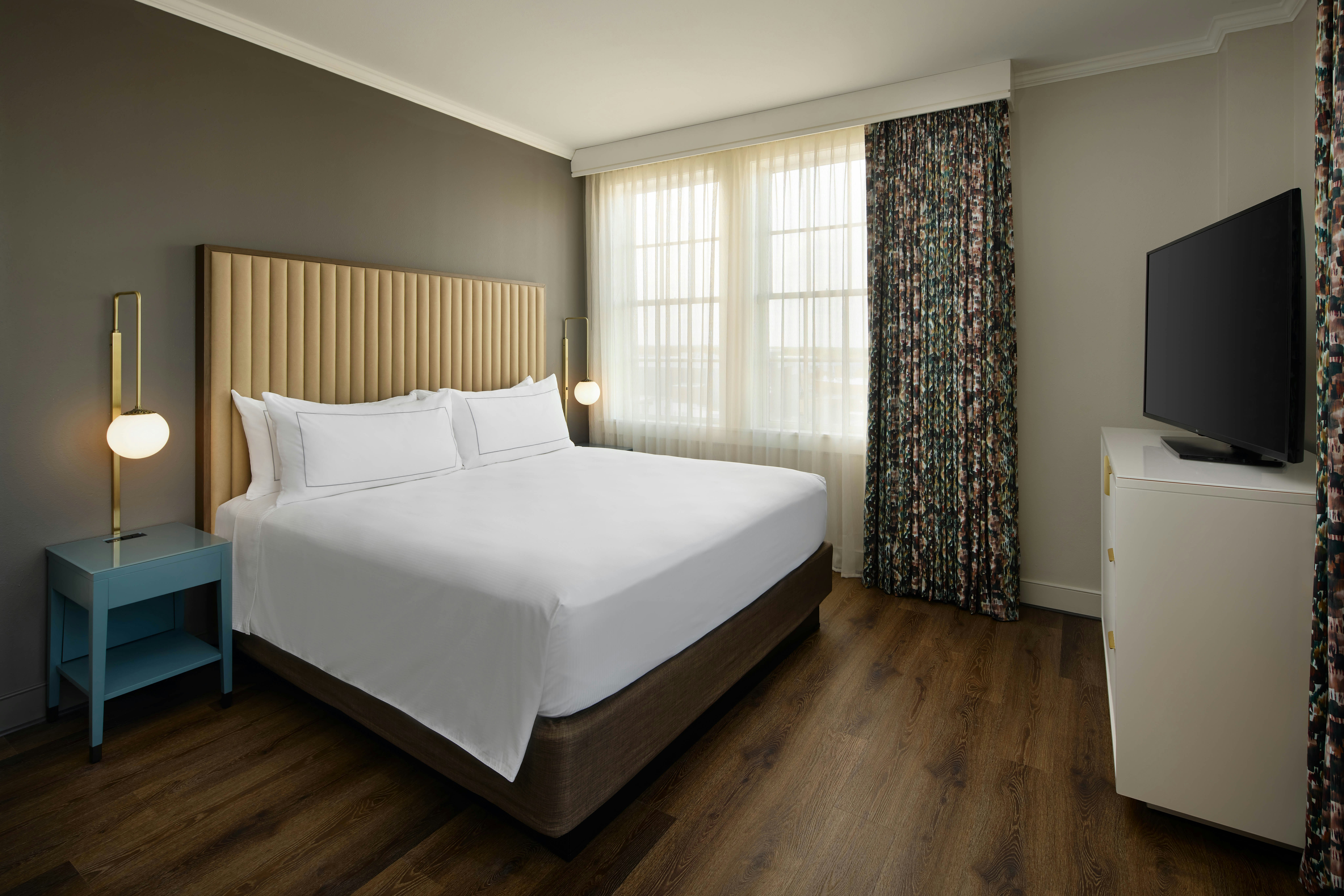 Room, King Bed, Lake View, Corner