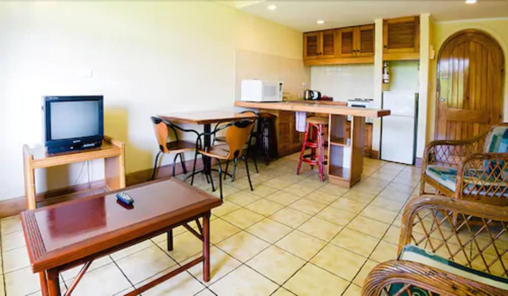 TONOA APARTMENTS 23/27