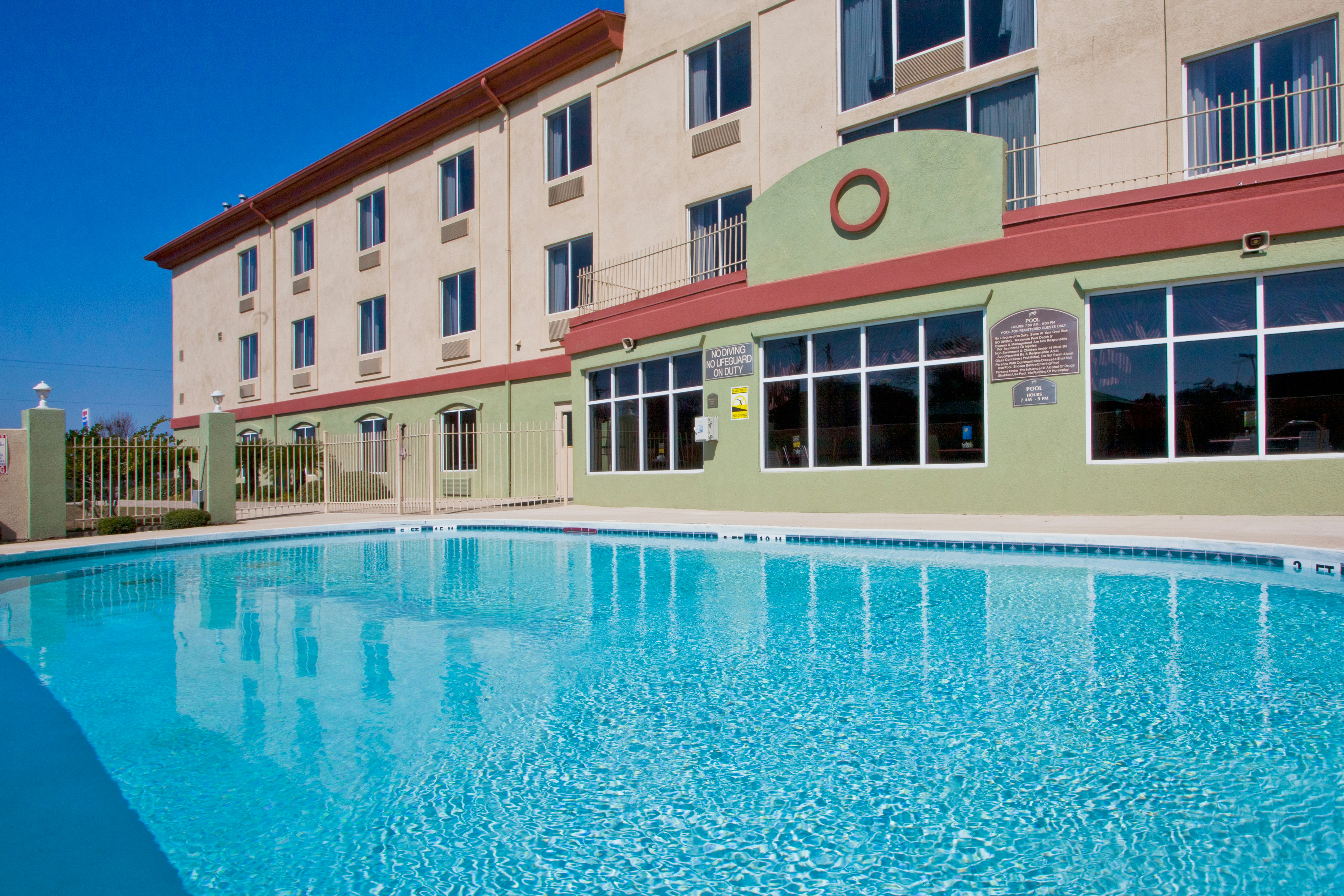 Holiday Inn Express Hotel Suites Live Oak 9/71