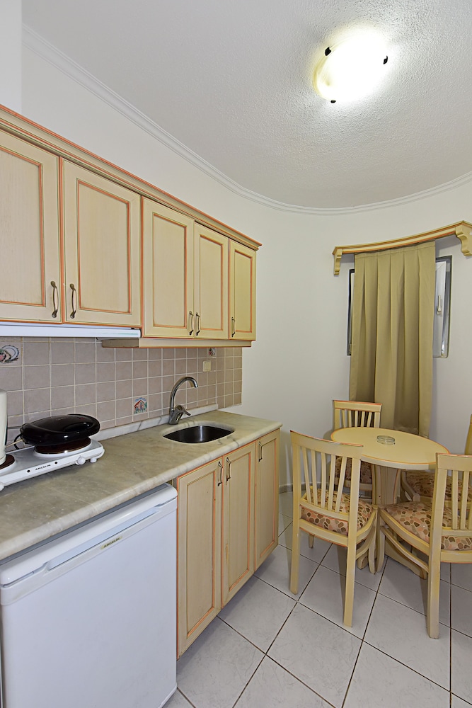 Tropicana Beach Apartments 14/38
